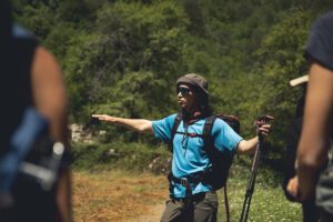 Reiseführer Albi Berisha erklärt die Route. 